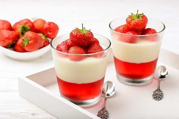 ژله توت فرنگی یک دسر خوش رنگ و بی نظیر