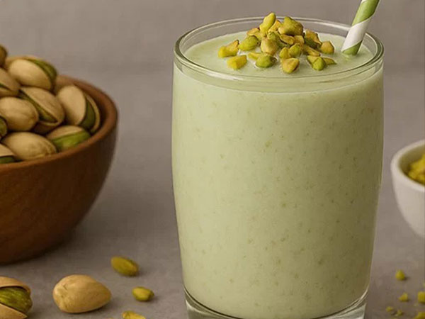 طرز تهیه شیر زعفران با فوم خامه ای و پودر پسته