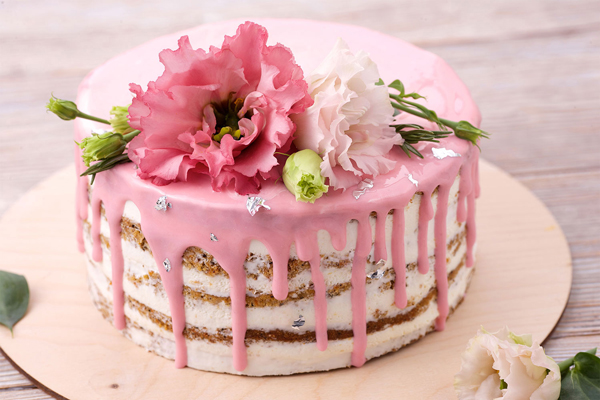 دیزاین کیک با استفاده از گلهای طبیعی