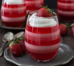 پودر ژله توت فرنگی برای یک دسر خوش طعم و محبوب