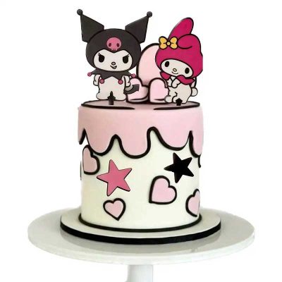 کیک خامه ای دخترانه تزیین شده با تاپر تزیین کیک کرومی و ملودی