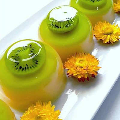 دسر مدرن و شیک آماده شده با پودر ژله کیوی فرمند وزن خالص 100 گرم