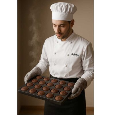 شف قناد در حال پخت مافین شکلاتی داغ و تازه در سینی پای سیب 24 خانه