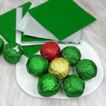 تزیین کاکائو و شکلات گرد مغزدار با فویل زرورق شکلات سبز