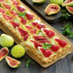 شیرینی پای میوه ای انجیل در قالب تارت مستطیلی کف جدا