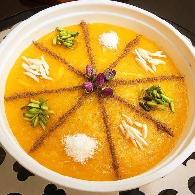 ‪تزیین شله زرد با خلال بادام درختی سوزنی