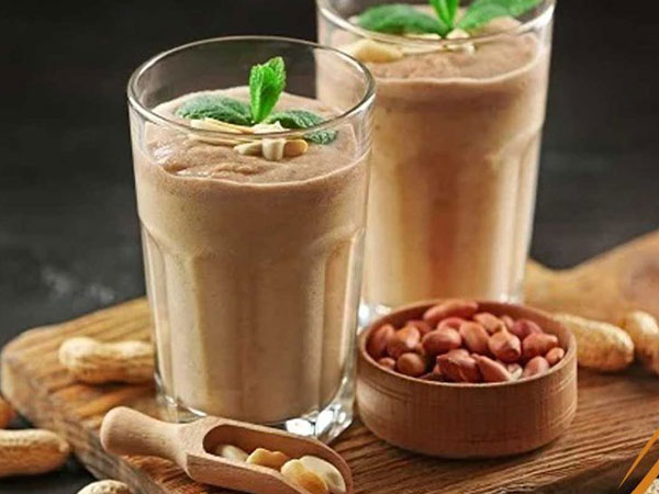 شیک خرما و بادام زمینی