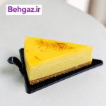 سرو چیز کیک در زیر دسری مثلث دسته دار کریستال